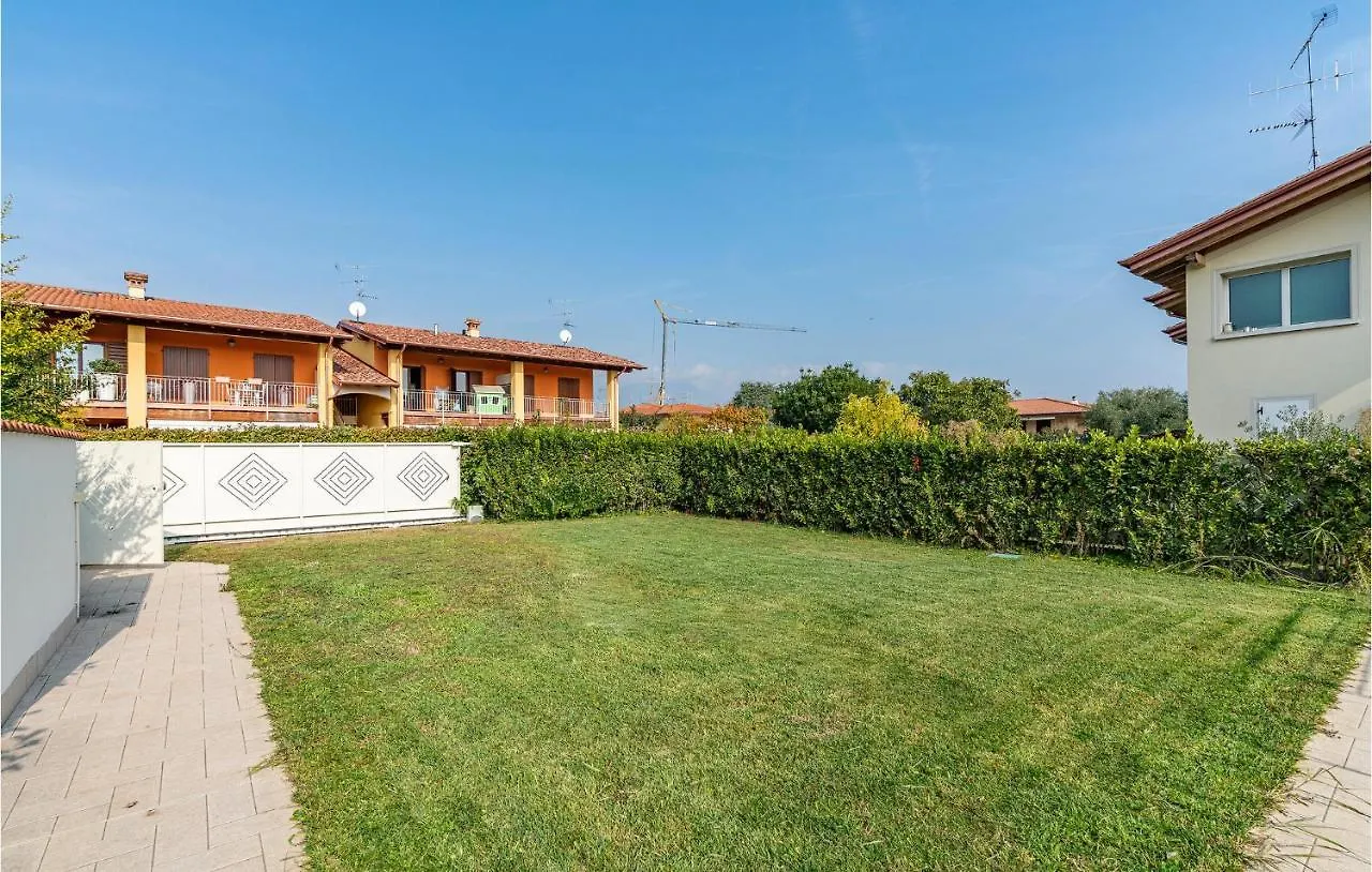2 Bedroom Amazing Apartment In Puegnago Sul Garda Raffa 0*,  Itálie